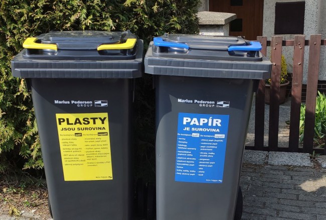Nové nádoby na tříděný odpad - papír a plast putují k rodinným domům